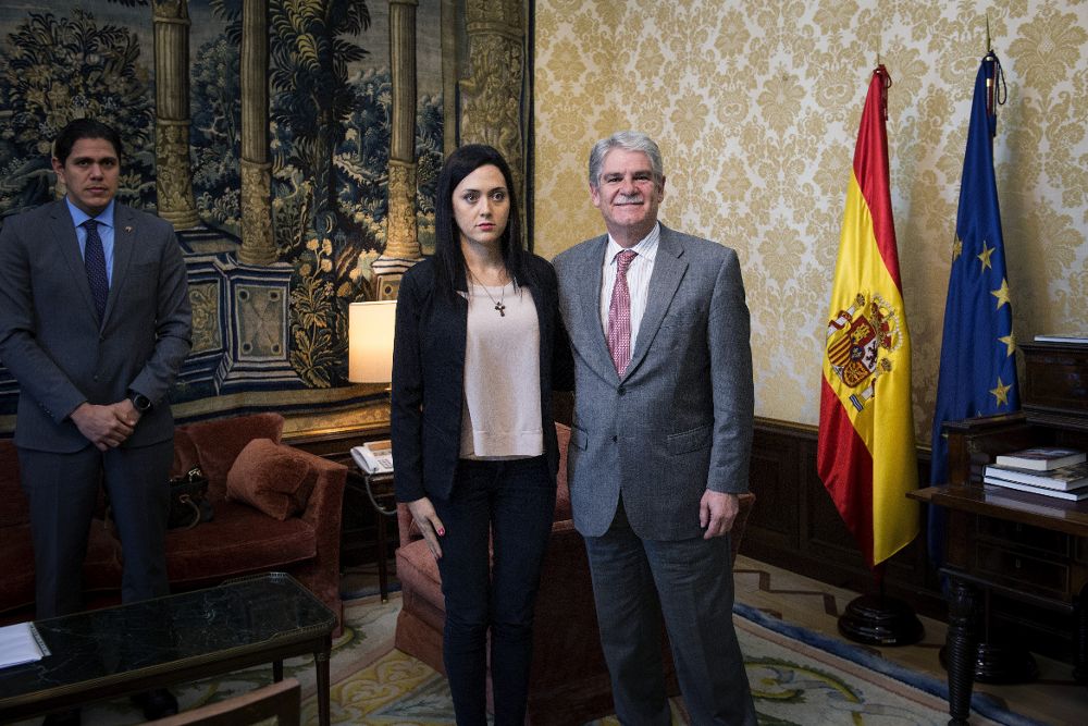 Rosaura Valentini, la esposa del opositor venezolano Yon Goicoechea, que tiene la nacionalidad española y se encuentra detenido, ayer, con el ministro de Asuntos Exteriores y Cooperación, Alfonso Dastis.