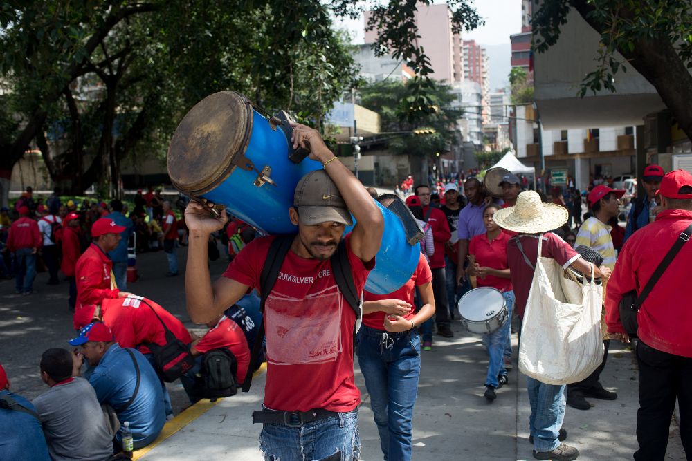 Simpatizantes del presidente de Venezuela, Nicolás Maduro, se concentran hoy, miércoles, en la Avenida Bolívar de Caracas, en un día de manifestaciones opositoras que demandan elecciones y la destitución de los jueces del Supremo.