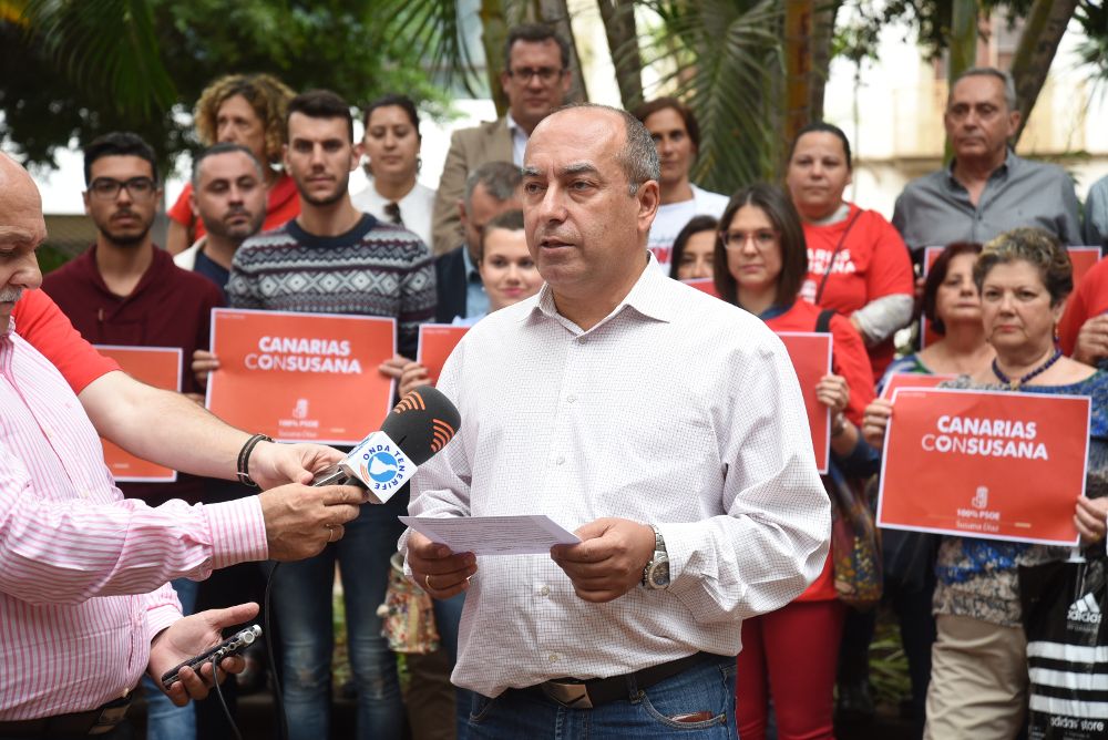 El senador y secretario de Organización del PSOE canario Julio Cruz lee el comunicado de la plataforma.