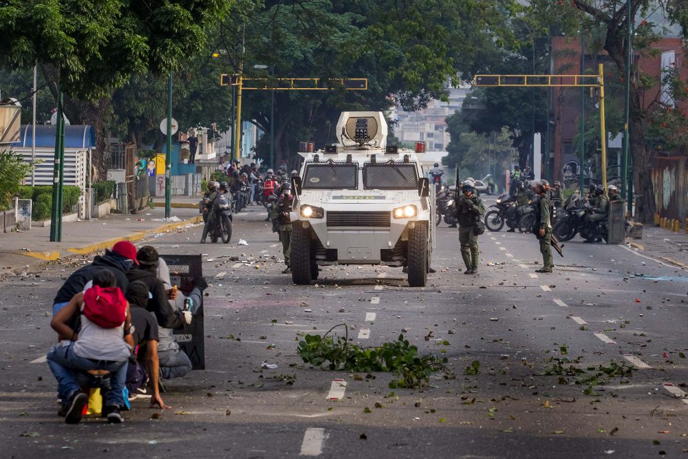 Manifestantes se enfrentan con la Guardia Nacional Bolivariana ayer, miércoles, en Caracas.