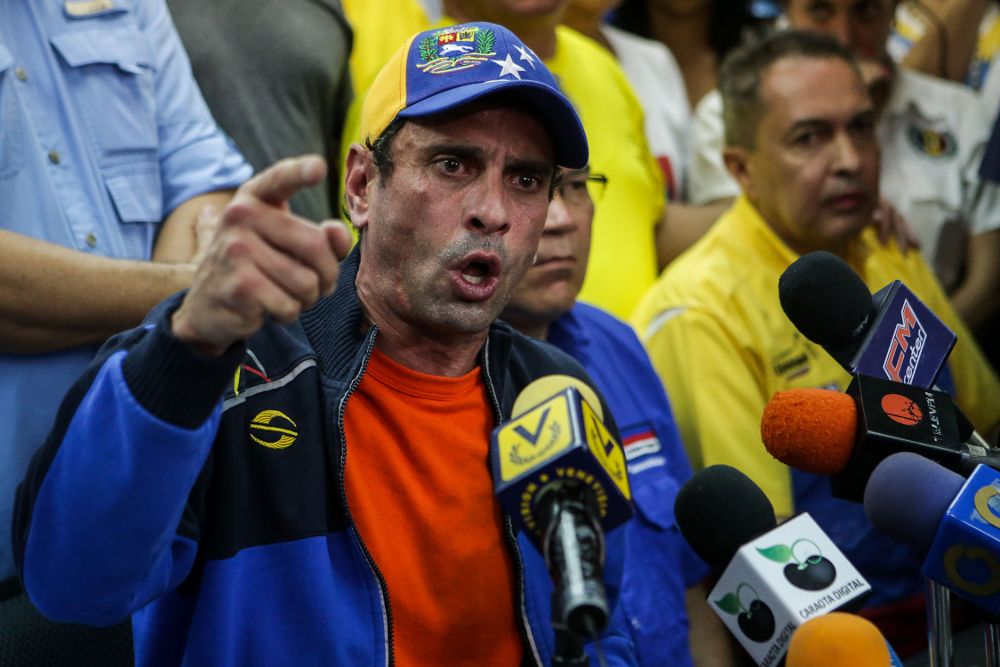 El gobernador del estado Miranda, Henrique Capriles, habla durante una rueda de prensa, acompañado de los diputados opositores de la Asamblea Nacional, ayer, miércoles.