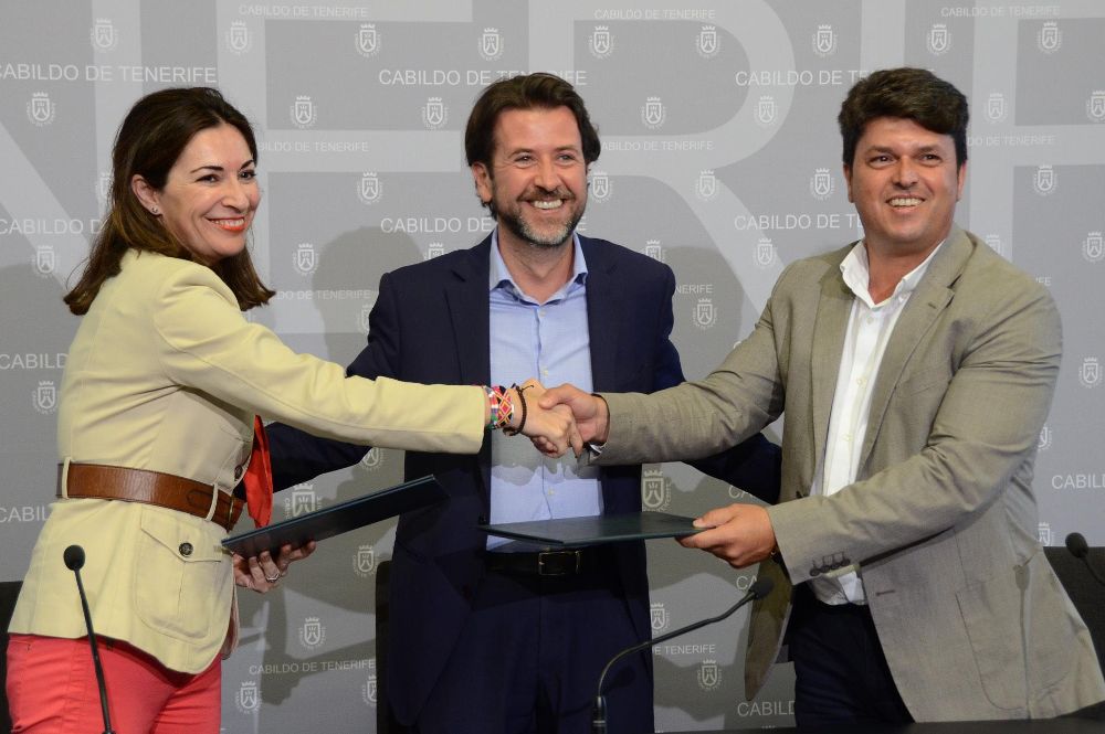 Luz Usamentiaga, Carlos Alonso y Antonio García-Marichal tras firmar el acuerdo.