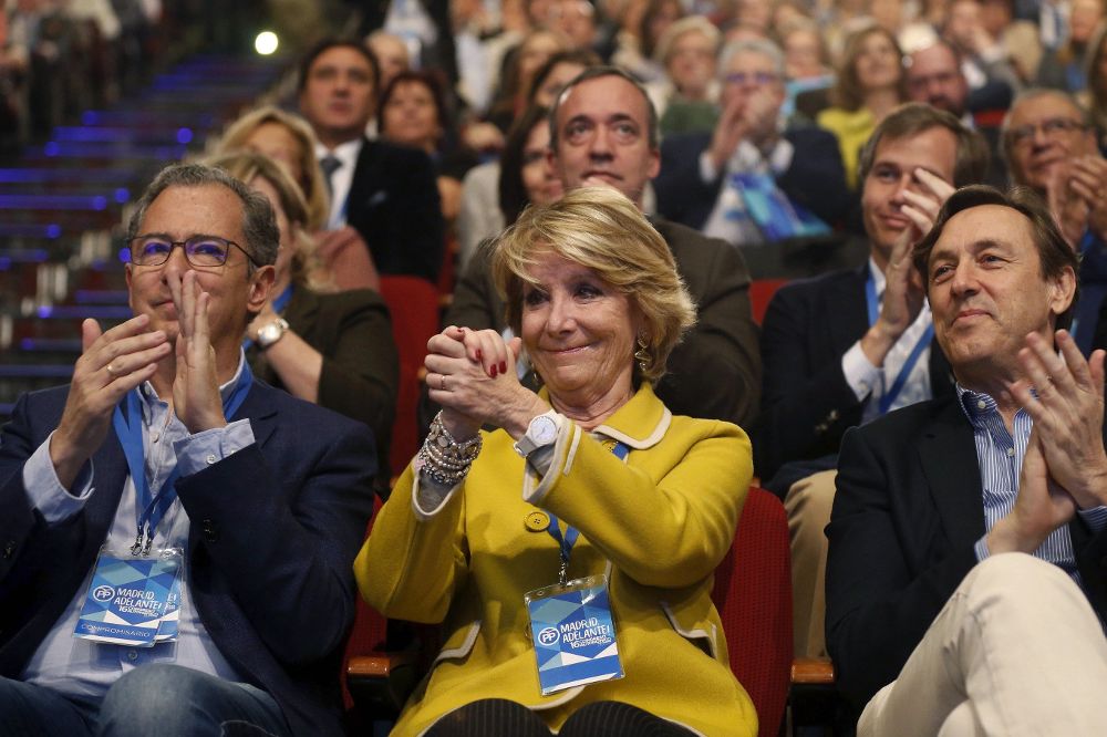 Esperanza Aguirre, junto al portavoz del PP en el Congreso, Rafael Hernando (d), durante el XVI Congreso del PP de Madrid.