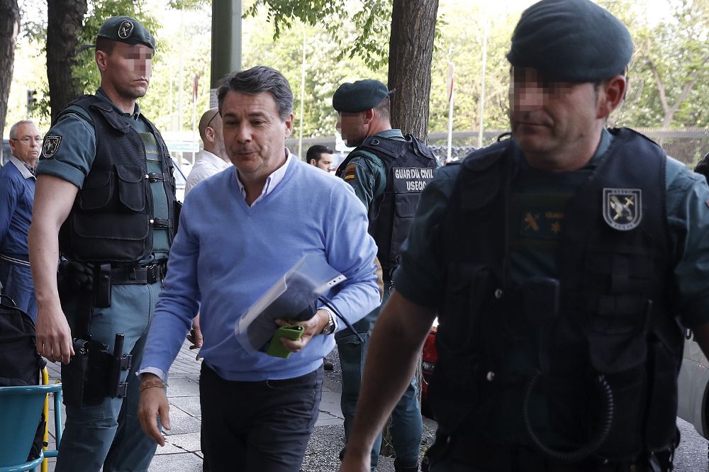 Ignacio González, ayer, a su llegada al despacho que tiene en la calle Alcalá de Madrid acompañado por Guardias Civiles para proceder al registro del mismo.