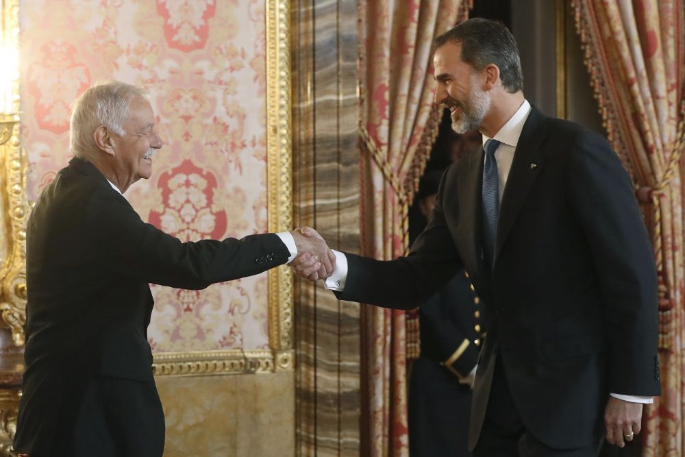 El rey Felipe VI saluda al escritor Eduardo Mendoza, ayer, a su llegada al almuerzo en el Palacio Real.