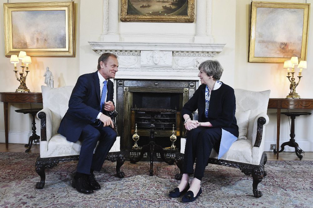La primera ministra británica, Theresa May y el presidente del Consejo Europeo, Donald Tusk, en el primer encuentro que tuvieron tras activarse el artículo del "brexit".
