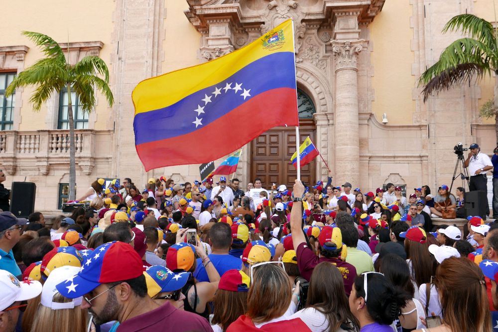 Venezolanos participan en una protesta el miércoles 19 de abril 2017.