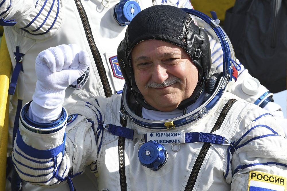 El cosmonauta ruso Fiódor Yurchijin se despide antes del lanzamiento del cohete Soyuz-FG y la nave espacial Soyuz MS-04 desde el cosmódromo de Baikonur (Kazajistán), hoy, 20 de abril de 2017. 
