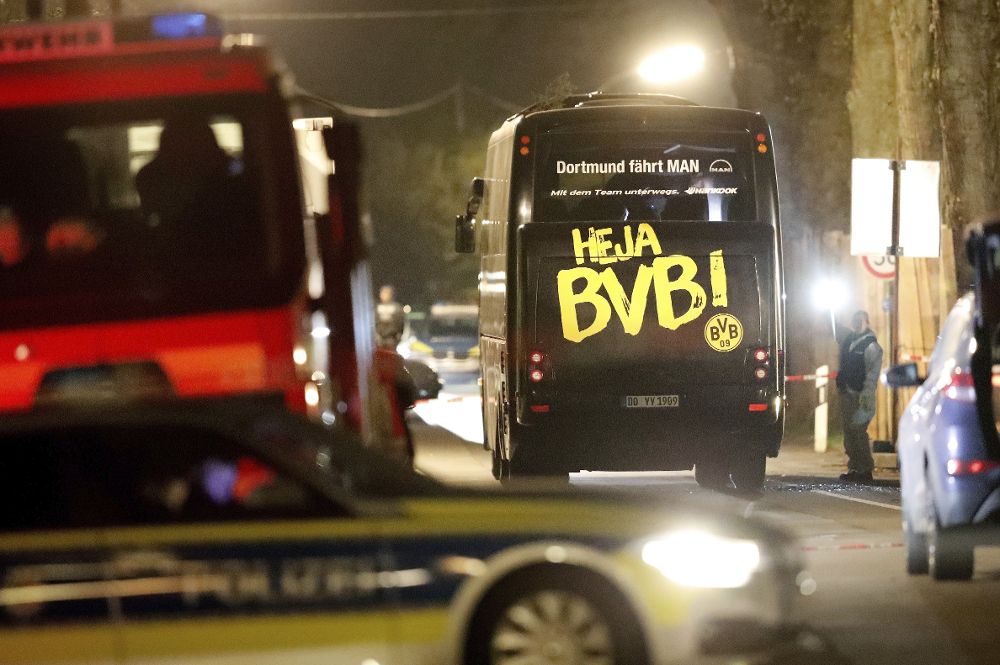 Fotografía de archivo tomada el 1 de abril de 2017 que muestra el autobús del equipo de fútbol Borussia Dortmund tras tres explosiones en Dortmund (Alemania).