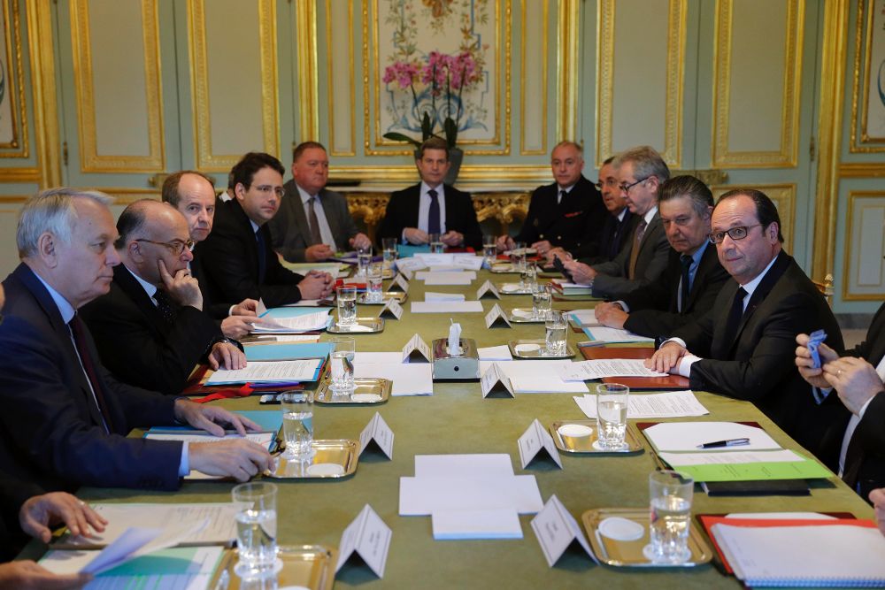 El presidente francés, François Hollande (d), preside una reunión de urgencia con los miembros de su Gobierno responsables de la seguridad interior y exterior, así como con los máximos dirigentes de los servicios secretos.