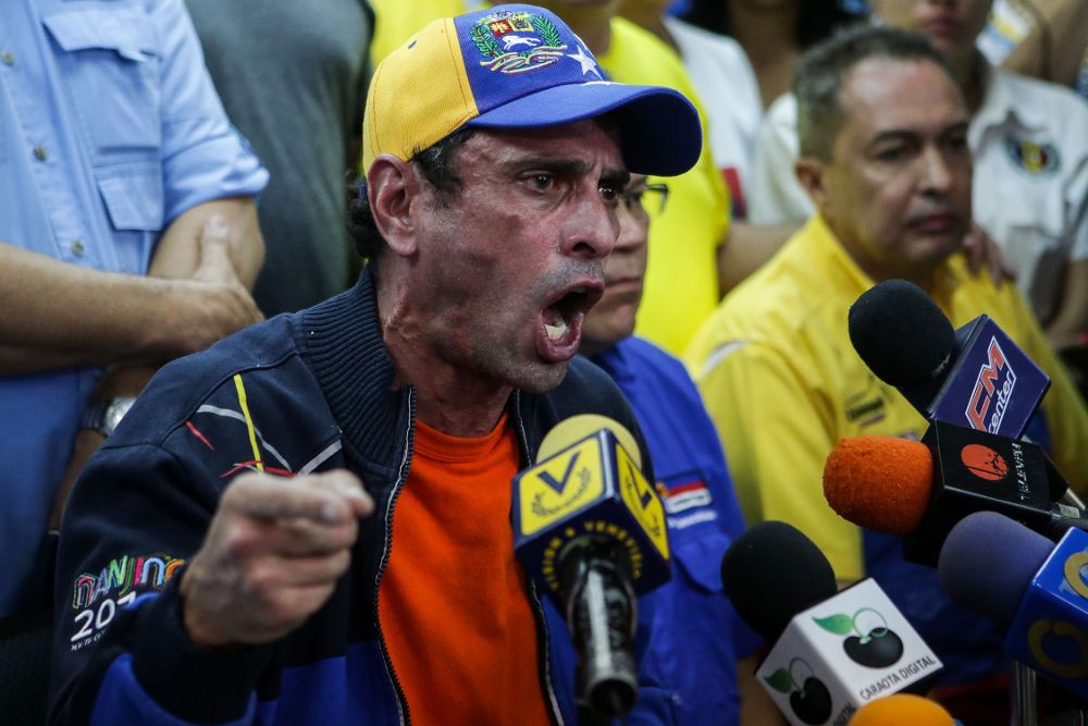 El gobernador del estado Miranda, Henrique Capriles (c).