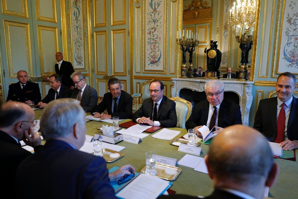 El presidente francés, François Hollande (c), preside una reunión de urgencia con los miembros de su Gobierno responsables de la seguridad interior y exterior, así como con los máximos dirigentes de los servicios secretos.