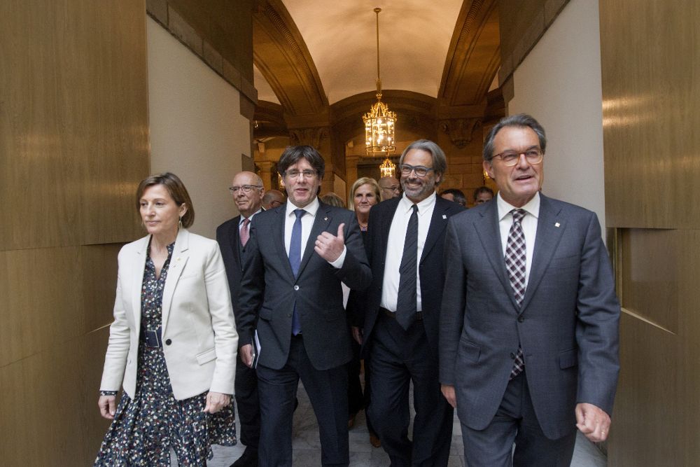 Los expresidentes del Parlament Joan Rigol (detrás i), Ernest Benach (2d) y Núria de Gispert (detrás d) protagonizan, junto al presidente catalán, Carles Puigdemont (2i), y el expresiodente Artur Más (d), un acto de apoyo a Carme Forcadell (1i).