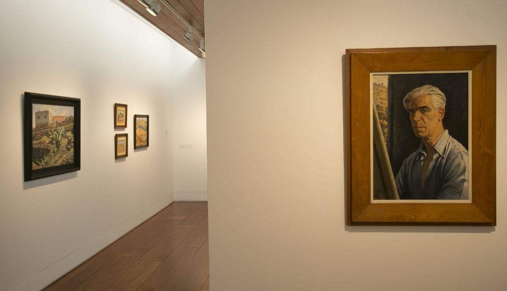A la derecha, en la exposición, autorretrato del artista realizado en 1945.