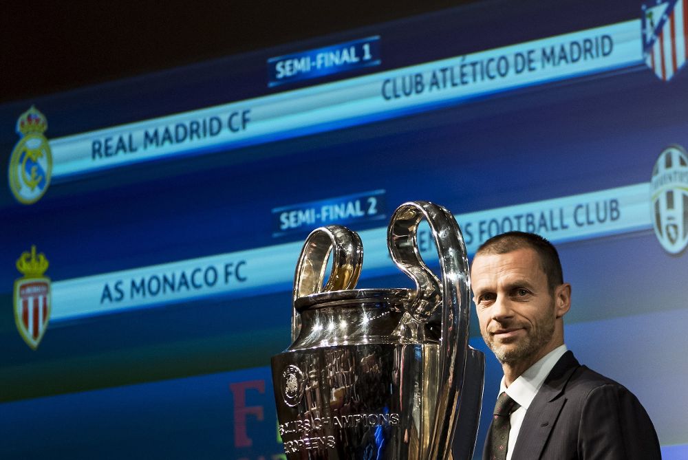 El presidente de la UEFA, Aleksander Ceferin, posa junto al trofeo de la Liga de Campeones.
