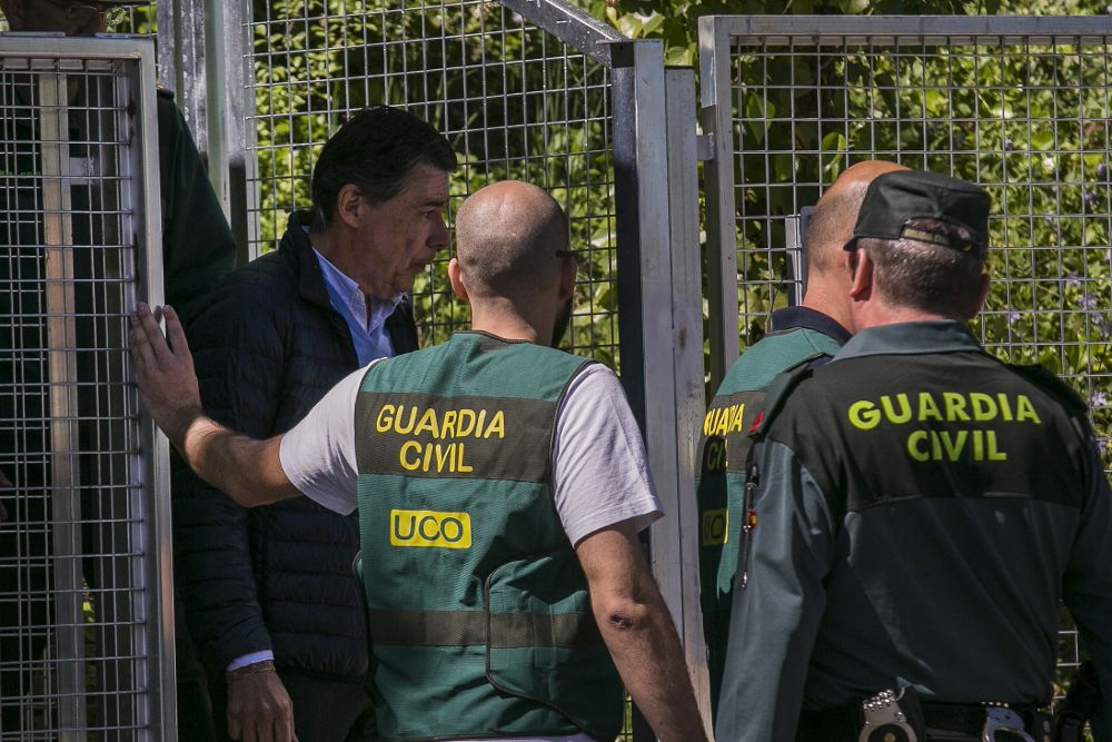El expresidente de la Comunidad de Madrid Ignacio González (izda) es trasladado desde la Comandancia General de la Guardia Civil en Tres Cantos (Madrid) a la Audiencia Nacional.