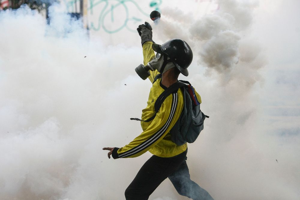 Manifestantes se enfrentan con agentes de la Policía Nacional Bolivariana (PNB) ayer, jueves, en Caracas.