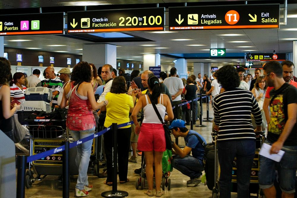 El fraude de las compañías se produce en la subvención de los billetes de los residentes en Canarias, Baleares, Ceuta y Melilla. En la foto, el aeropuerto Tenerife-Sur.