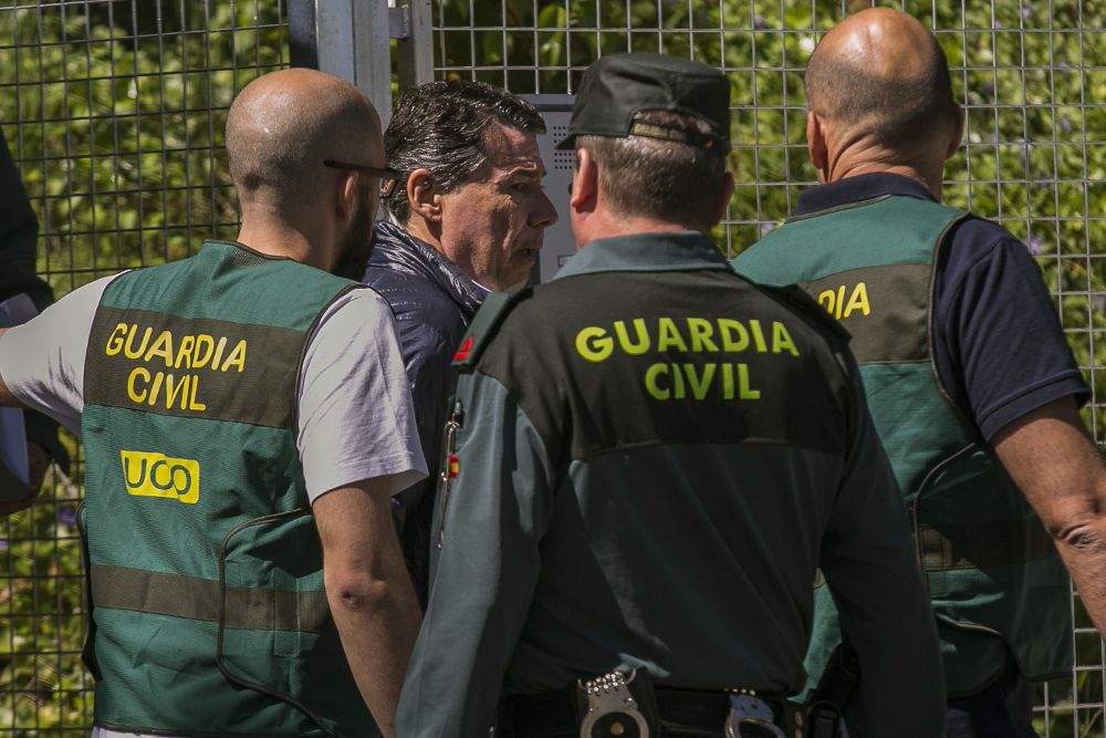 El expresidente de la Comunidad de Madrid Ignacio González es trasladado desde la Comandancia General de la Guardia Civil en Tres Cantos (Madrid) a la Audiencia Nacional, ayer.