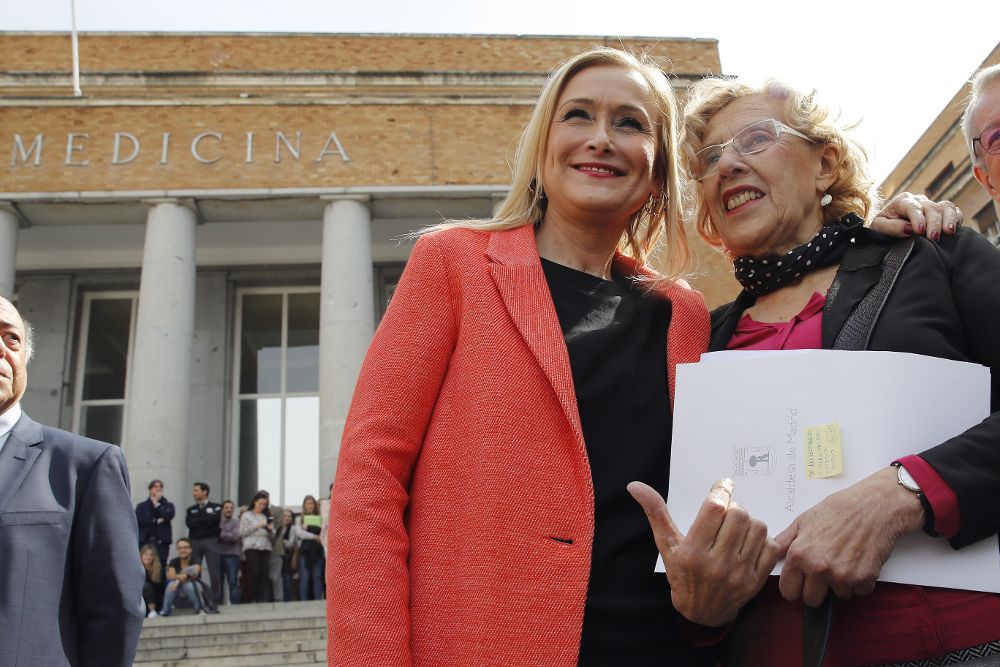 La presidenta de la Comunidad de Madrid, Cristina Cifuentes (i), y la alcaldesa de Madrid, Manuela Carmena.