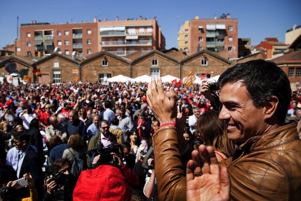 El candidato a la secretaría general del PSOE Pedro Sánchez saluda poco antes de protagonizar hoy su primer gran acto de campaña en Cataluña.