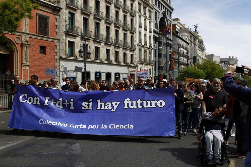 Científicos españoles se suman frente al Ministerio de Educación, en Madrid, a la marcha mundial por la ciencia, una iniciativa que inicialmente nació en EEUU como protesta a las políticas de Donald Trump .