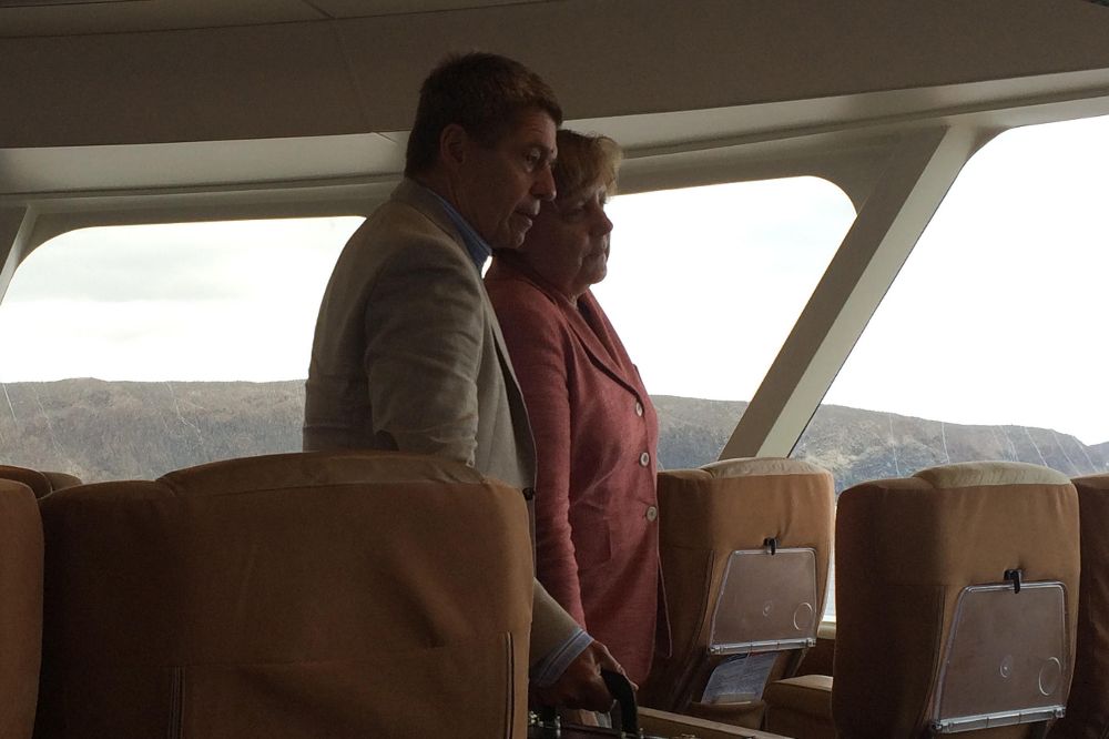 La canciller alemana y su marido han abandonado la isla en un barco regular de pasajeros hacia Tenerife y desde allí han partido hacia el aeropuerto del sur de esta isla.