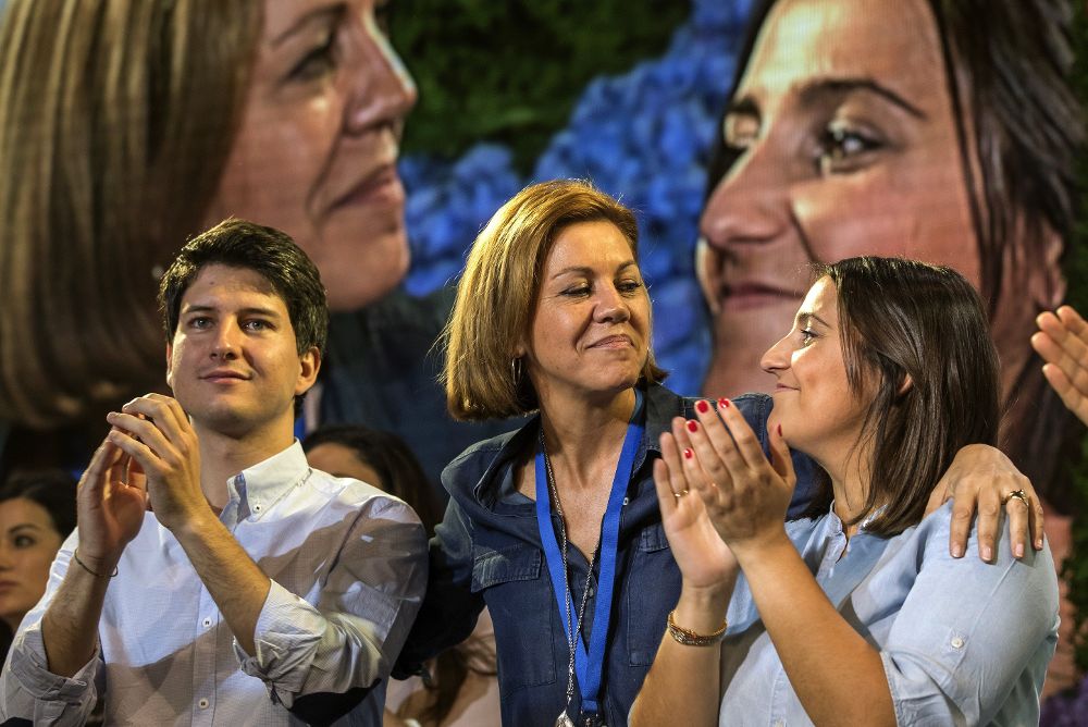 La secretaria general del PP, María Dolores de Cospedal (c), junto al nuevo presidente de Nuevas Generaciones, Diego Gago , y la presidenta saliente, Beatriz Jurado.