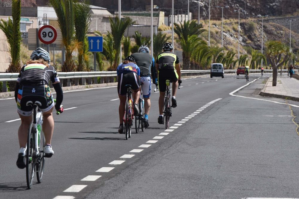 Ciclistas por la carretera de San Andrés, una de las más usadas para hacer deporte.