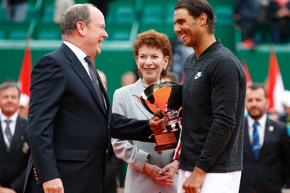 Rafael Nadal recibe la felicitación del príncipe Alberto de Mónaco al recibir el trofeo.
