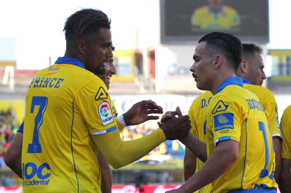 Los jugadores de la UD Las Palmas, el delantero ghanés Kevin-Prince Boateng (i) y el centrocampista Roque Mesa, celebran el primer gol.