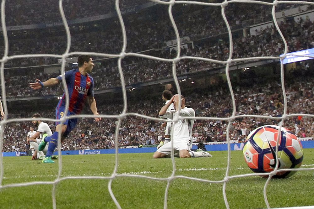 El delantero uruguayo del FC Barcelona, Luis Suárez (i), muestra su alegría tras conseguir Leo Messi el gol de la victoria .