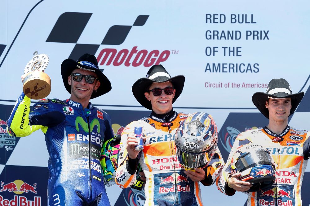 El podio del Gran Premio de las Américas: Márquez, primero, Rossi (d) segundo, y Dani Pedrosa (d) tercero.