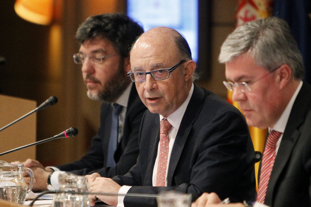 El ministro de Hacienda y Función Pública, Cristóbal Montoro, en rueda de prensa para presentar los datos de ejecución presupuestaria del pasado año.