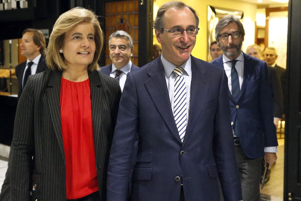 El presidente del PP vasco, Alfonso Alonso, hoy, con la ministra de Empleo y Seguridad Social, Fátima Báñez, en la Tribuna Euskadi del Fórum Europa, en Bilbao.