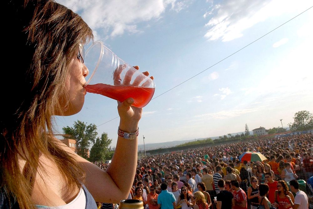 Una joven bebiendo durante un "botellón" masivo de los que se popularizaron hace unos años.