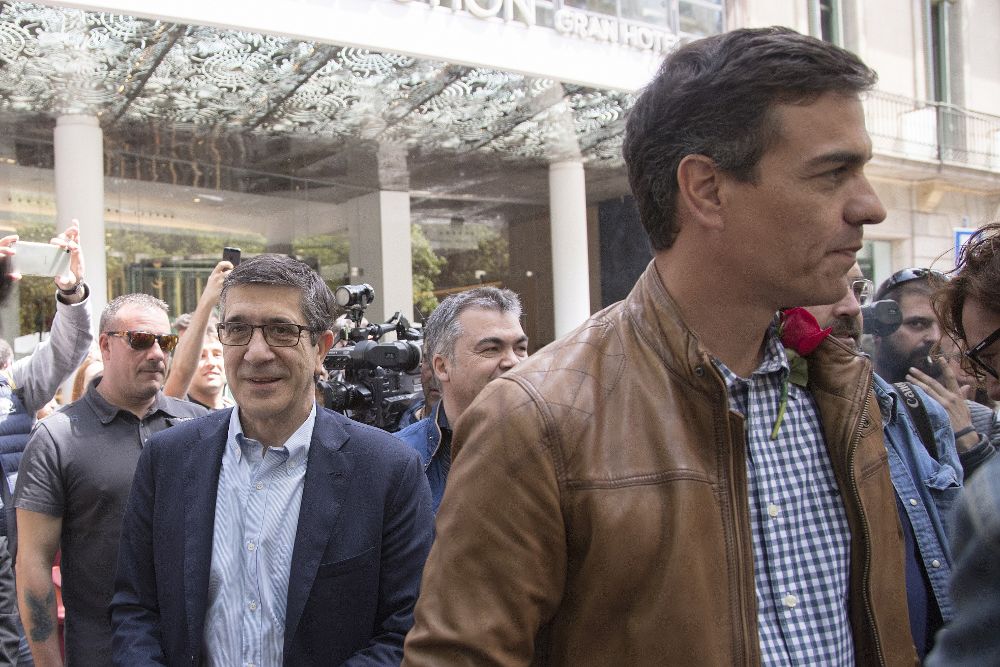 Los precandidatos a la secretaría general del PSOE Pedro Sánchez (d) y Patxi López (2-i) en Las Ramblas de Barcelona, donde han visitado los expositores de libros en la festividad de Sant Jordi.