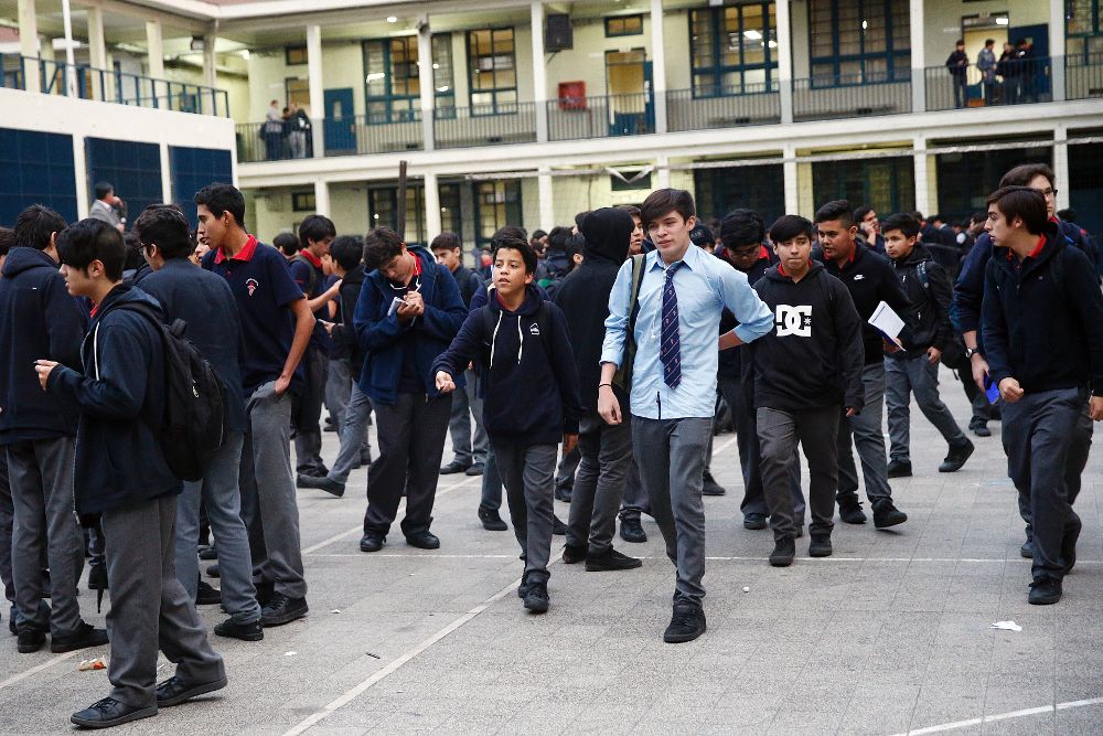 Estudiantes son evacuados después del sismo.