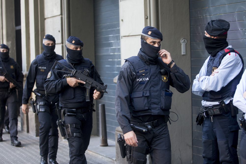 Los Mossos d'Esquadra han detenido hoy a varias personas en una operación, dirigida por el titular del juzgado de instrucción número 6 de la Audiencia Nacional.