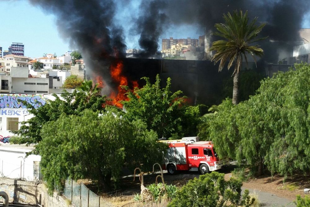 Los bomberos extinguen el incendio en el antiguo edificio de la facultad de Bellas Artes.
