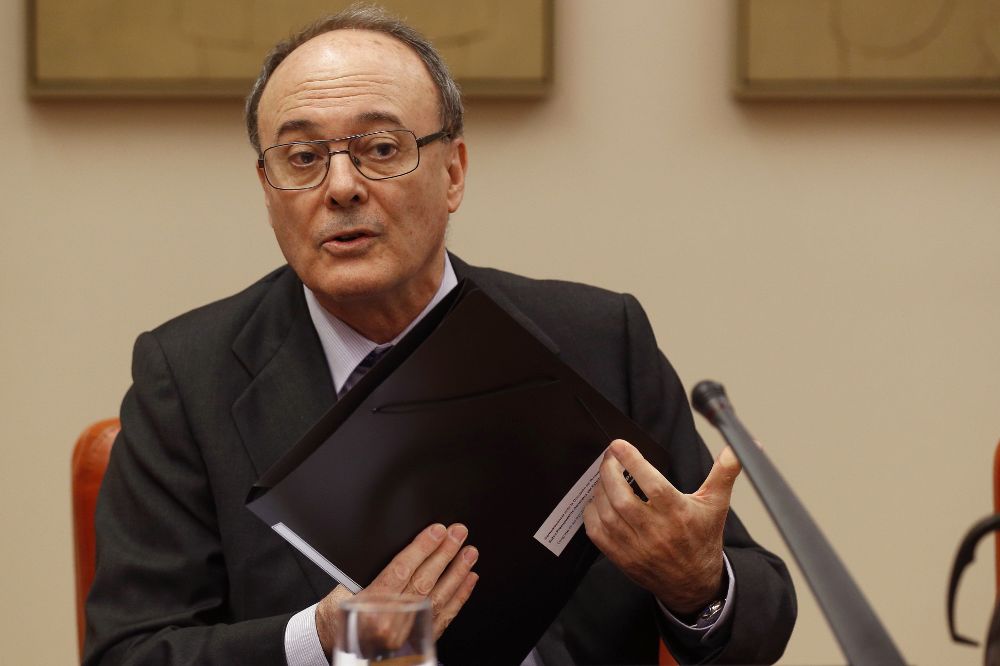 El gobernador del Banco de España, Luis María Linde, durante su comparecencia en el Congreso de los Diputados.