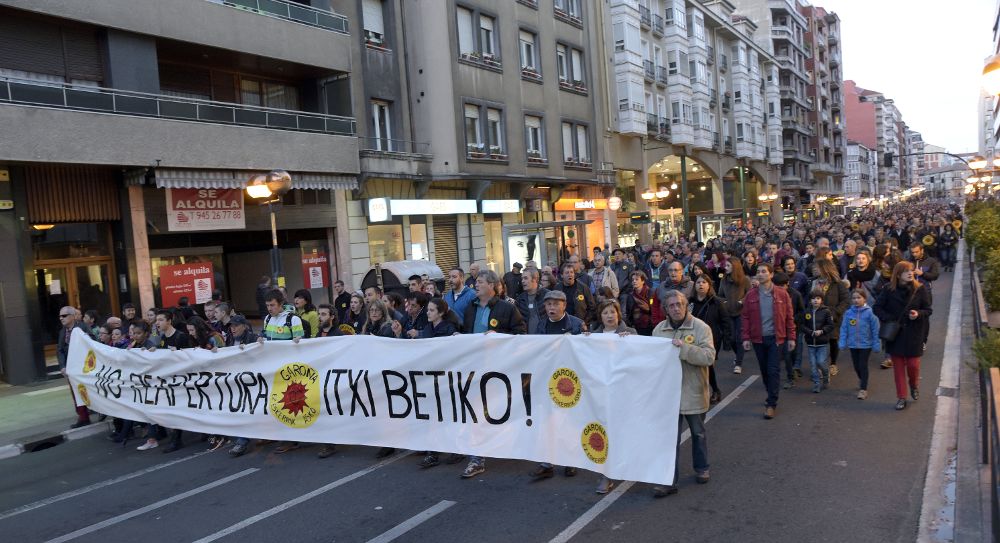 Manifestación en Vitoria para exigir al Gobierno que decrete el cierre definitivo de la central nuclear burgalesa de Santa María de Garoña.