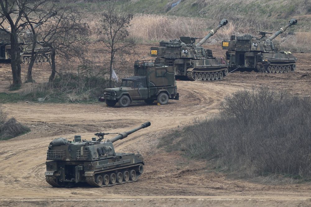 Tanques K-9 y K-55 del Ejército de Corea del Sur permanecen posicionados en la ciudad fronteriza de Paju, al norte de Seúl (Corea del Sur), el 25 de abril de 2017.