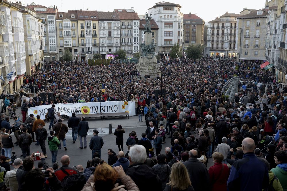 Manifestación en Vitoria para exigir el cierre de Garoña.