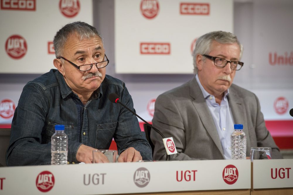 Los secretarios generales de CCOO y UGT, Ignacio Fernández Toxo y Pepe Álvarez (d).
