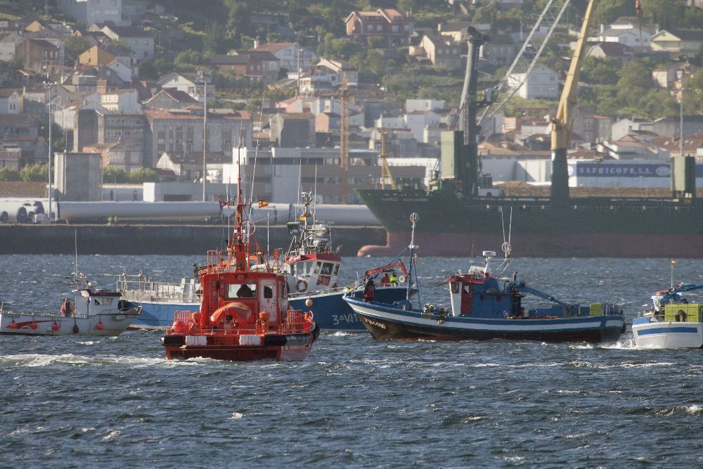 Dos personas han muerto y una permanece desaparecida tras chocar contra una batea un barco pesquero que se hundió en la ría de Pontevedra.