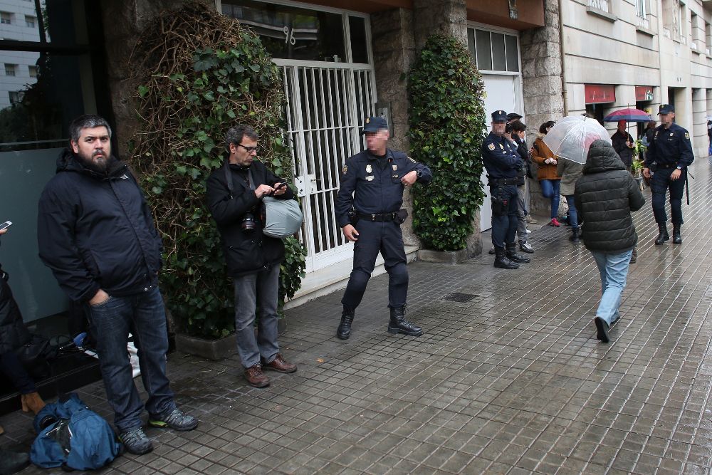 Aspecto de la entrada del edificio de Barcelona donde se encuentra la vivienda del expresidente de la Generalitat Jordi Pujol.