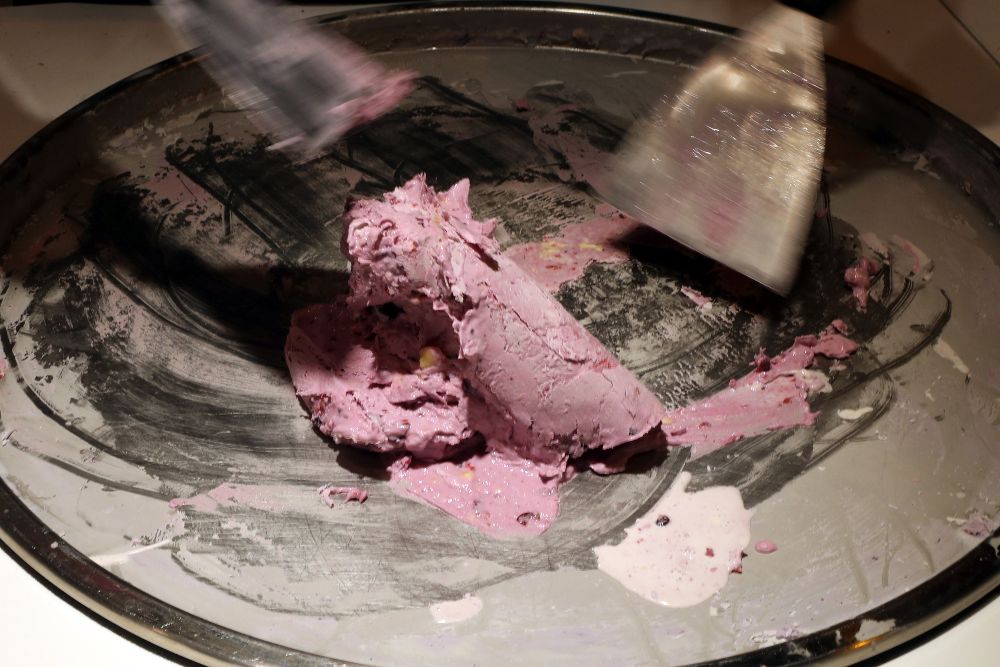 Preparación de un helado sobre una plancha a 32 grados bajo cero durante la jornada inagural del Salón de Gourmets.