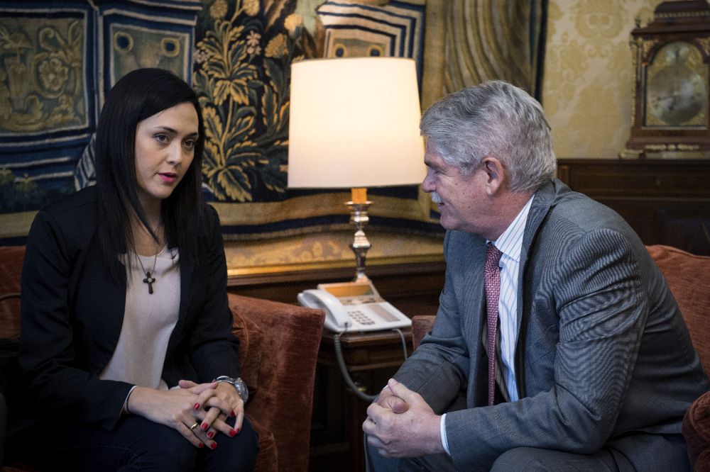 Rosaura Valentini, esposa de Yon Goicoechea, en su entrevista con el ministro español de Asuntos Exteriores y Cooperación, Alfonso Dastis, el pasado día 18.