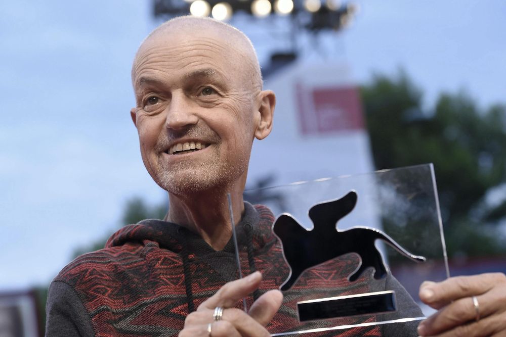 Fotografía del 3 de septiembre de 2015 del director estadounidense Jonathan Demme, posando con su premio del Festival de Cine de Venecia.